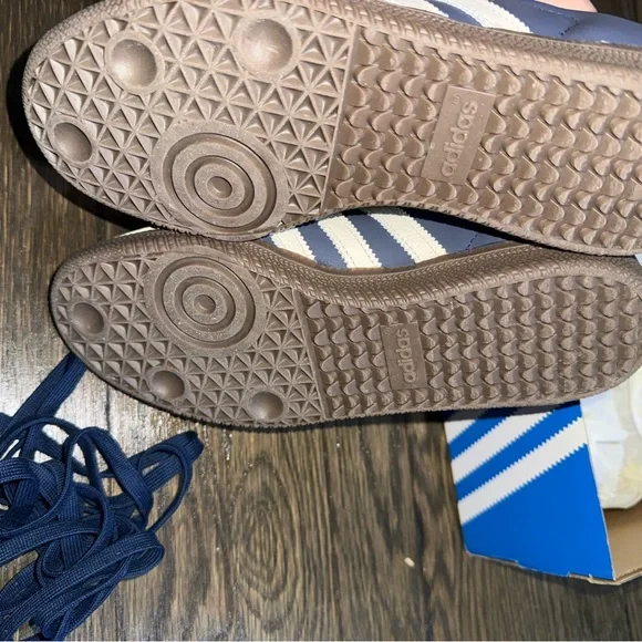 adidas Samba OG W in Navy/Cloud White with Gold Accents - Picture 6 of 7